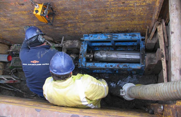 Grundoburst 400 G durante los trabajos de sustitución de tuberías Sin Zanja